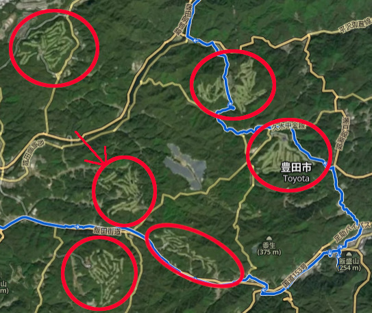 A contour map of Toyota City with six golf courses circled in red.